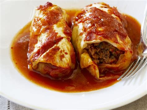 Stuffed Cabbage Rolls In Tomato Sauce Recipe Eatsmarter