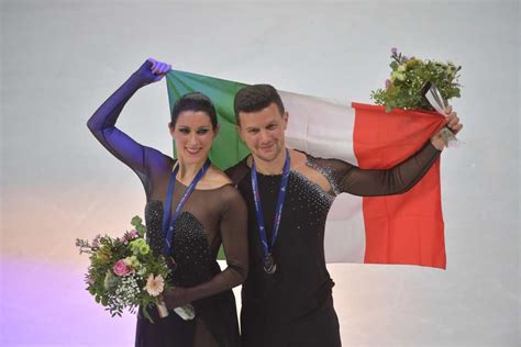 Ghiaccio La Coppia Azzurra Guignard Fabbri Conquista Il Grand Prix De