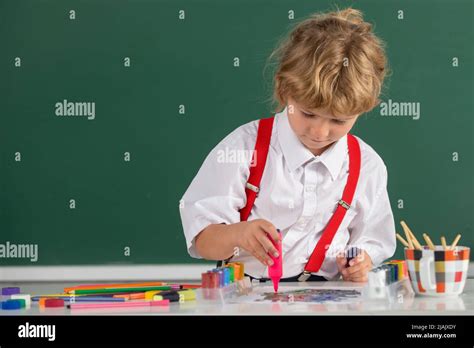 Junge Mit Buntstiften Fotos Und Bildmaterial In Hoher Aufl Sung Alamy