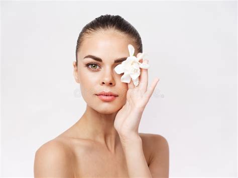 Pretty Woman Naked Shoulders Cosmetics White Flower Attractive Look