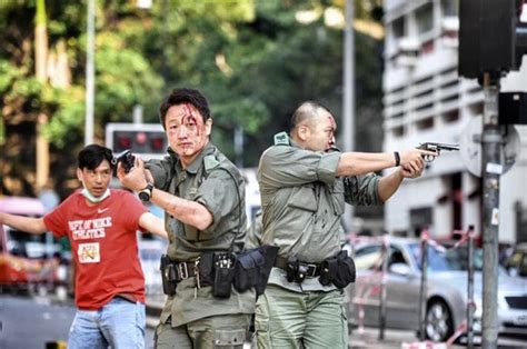 示威者國慶日多區暴動襲警 警察生命受威脅實彈射傷一 香港商報