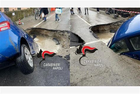 A Napoli Si Apre Una Voragine In Strada E Inghiotte Unauto Tiscali