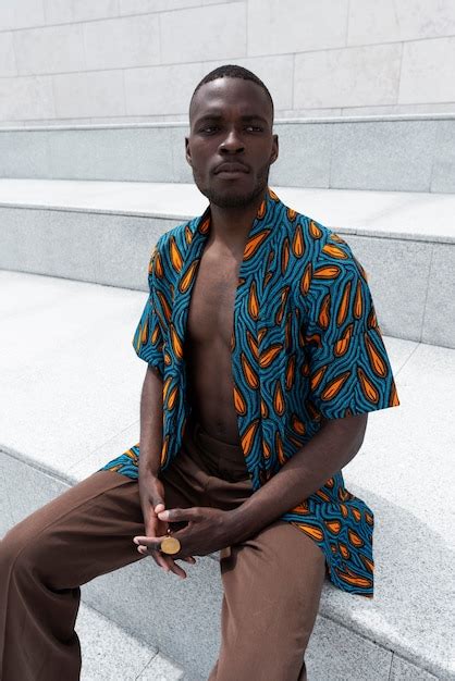 Retrato De Homem Posando Em Traje Tradicional Africano Ao Ar Livre