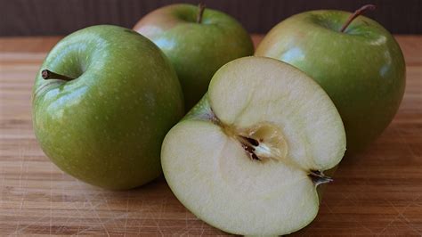 10 Green Apple Health Benefits and Its Nutrition - CalorieBee