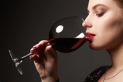 Hermosa Mujer Bebiendo Vino Tinto Foto Premium