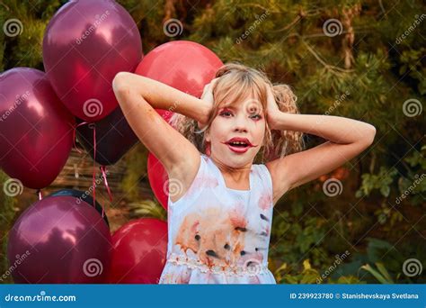 Une Fille De 9 Ans En Robe Halloween Avec Ballons Rouges Et Noirs En