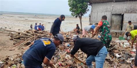 Jaga Lingkungan Kerja Bakti Bersihkan Sampah Di Pantai Gayam Sapudi