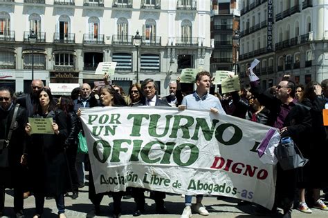 Un Centenar De Abogados Se Manifiestan En La Puerta Del Sol Para