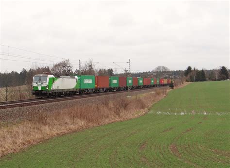 Steg Zu Sehen Am Mit Einem Containerzug An Der