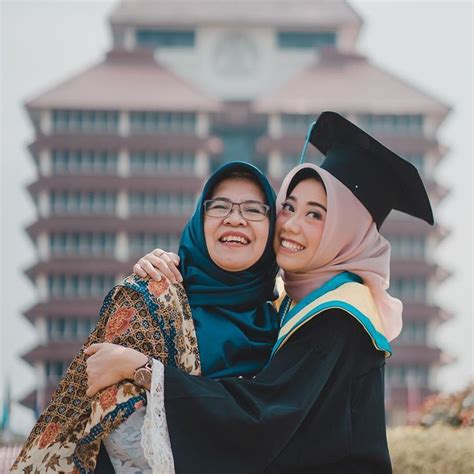 Contoh Ide Pose Foto Wisuda Keren Mengesankan Dan Kekinian