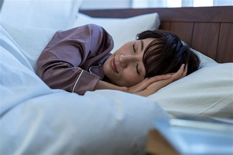 冬の快眠術をプロが判定。足が冷たくて眠れない日は靴下をはいてもいい？ Esseonline（エッセ オンライン）