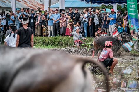 Menparekraf Ajak Wisatawan Nikmati Keindahan Alam Dan Budaya Desa