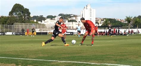 Corinthians publica elástico e quase gol espetacular de Pedro em jogo