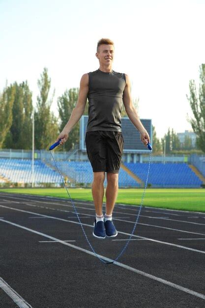 Joven Deportivo Saltando La Cuerda En El Estadio Foto Premium