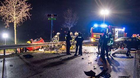 Autos Sto En Frontal Zusammen Mann Verstirbt An Der Unfallstelle