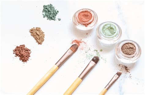 Mineral Eye Shadow - A Quick & Easy Tutorial for Loose Powder Shadow