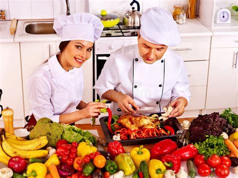 Man En Vrouw Bij Chef Kokhoed Het Koken Kip Stock Afbeelding Image Of