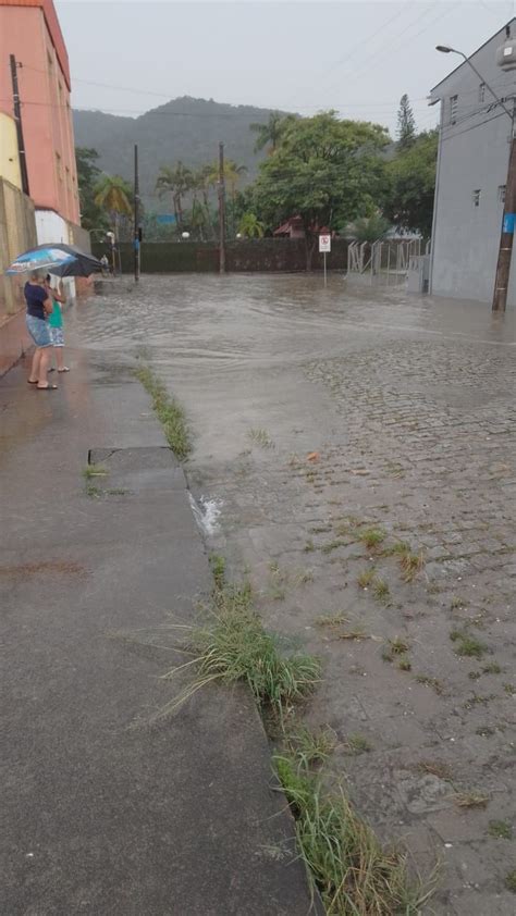 Chuva Forte Causa Deslizamentos De Terra Quedas De Muro E Alagamentos