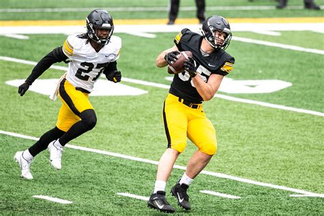 Luke Lachey, Iowa's star TE, heads to locker room with injury in Week 3