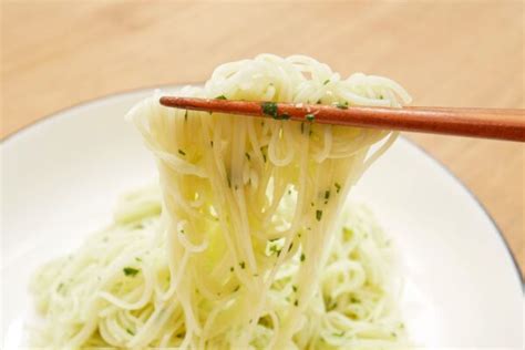 ギャル曽根が教える「そうめんの食べ方」に驚き 夏にぴったりで大葉の消費にも便利 Sirabee