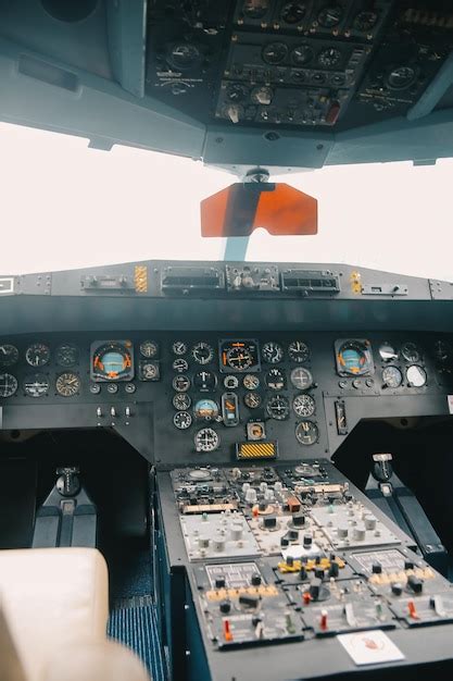 Un gran jet volando dentro de la cabina del avión volando por encima de