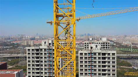 Globalink Woman Crane Operator In China S Shanghai Sees No Career