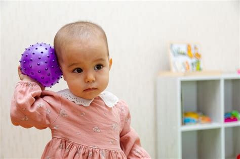 Niño sosteniendo una pelota de goma Foto Premium