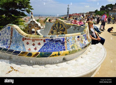 Gente Seduta Sul Mosaico Banco Di Serpente Parco Guell Architetto