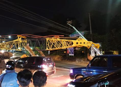 Truk Trailer Muatan Alat Berat Tabrak Tiang Melintang Di Tengah Jalan