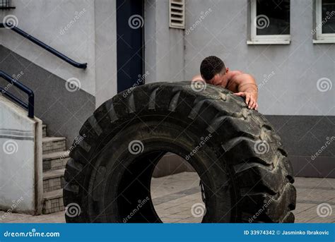 Halterofilista Que Descansa Após O Treinamento De Crossfit Foto de