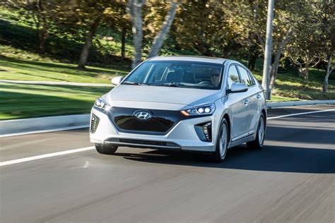 2017 Hyundai Ioniq Electric Has 124 Mile Range 30 335 Starting Price