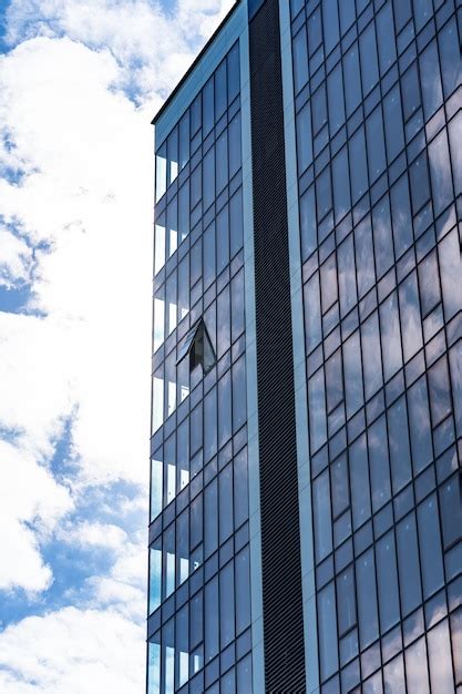 Arquitectura De Edificio De Cristal Moderno Con Cielo Azul Y Nubes