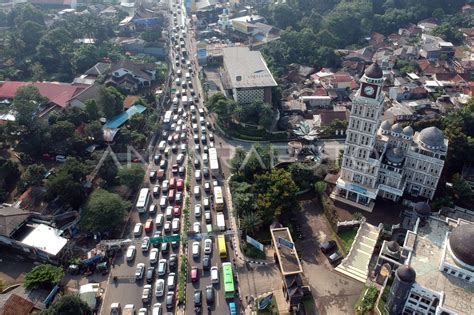 Kepadatan Jalur Puncak Bogor Saat Libur Panjang Antara Foto