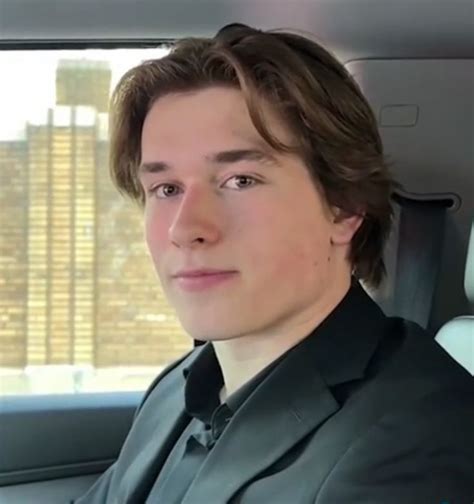 Pin by 𝙷𝚊𝚗𝚗𝚊𝚑 on sprt Hockey in Nhl hockey players Hockey players funny Hot hockey