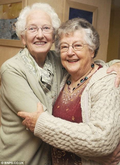 Penpals Meet For The First Time After 400 Letters And 60 Years Daily Mail Online