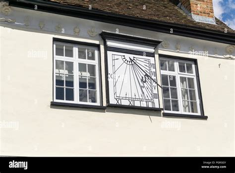 Cadran Solaire Peint Sur Un Mur De Maison Banque De Photographies Et D