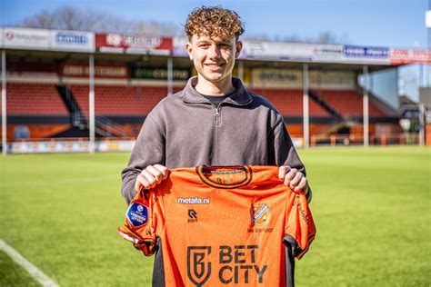 Jeugdproduct Mika Van Der Horst Tekent Eerste Contract