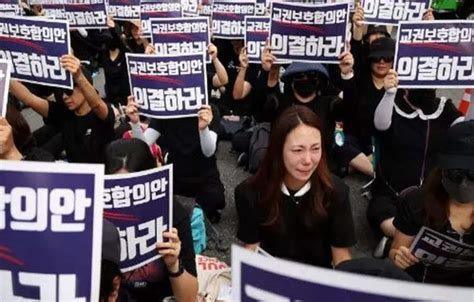 Teachers in South Korea hold mass protests over high-pressure on ...