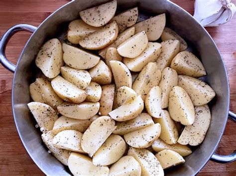 Greek Lemon Potatoes With Garlic And Oregano The Greek Foodie