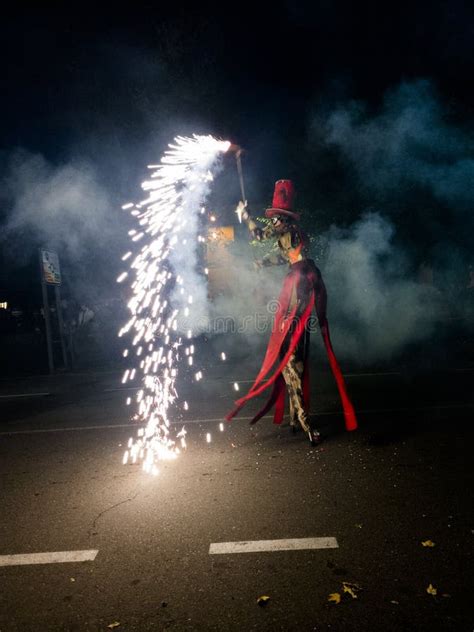 Magiczny Jesienny Parade Hervas Fajerwerki Mężczyzna Z Kijami 2 Obraz