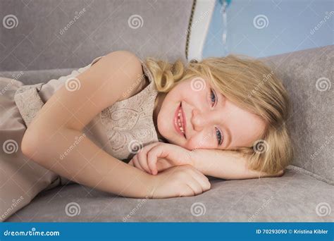 Le Portrait De La Petite Fille Blonde Se Trouve Sur Un Sofa Photo Stock Image Du V Tements