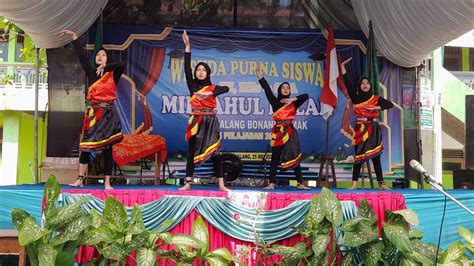 Penampilan Seni Tari Sma Miftahul Falah Betahwalang Pada Wisuda 2022