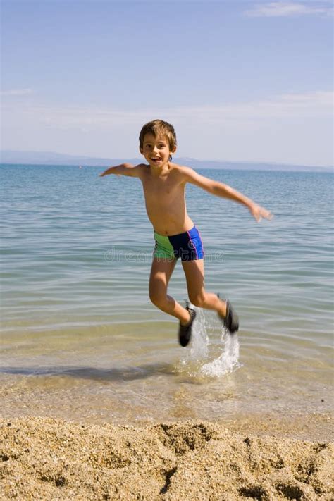 L Enfant Sautent Sur Le Littoral Image Stock Image Du Littoral