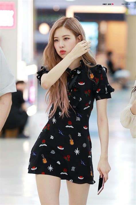 Pin By Jugu On Blackpink Rose Airport Style Rosé Outfit Blackpink