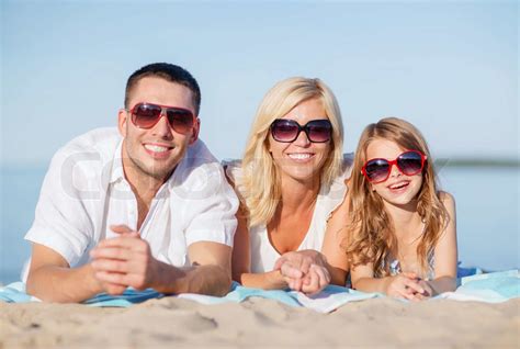 Gl Ckliche Familie Am Strand Stock Bild Colourbox