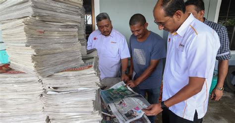 Nstp Hulur Bantuan Kepada Pengedar Surat Khabar Mangsa Banjir Berita