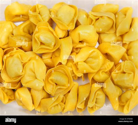 Recién horneados rellenos tradicionales pastas italianas tortellini