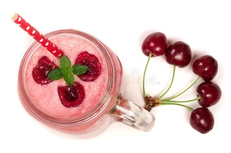 Vidrio Del Smoothie De La Baya Con Las Cerezas Aisladas En El Fondo