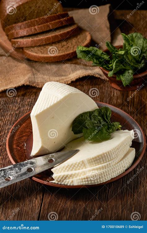 Queso Feta Casero Cortado En Rodajas Y Pan En Rodajas En Una Tabla