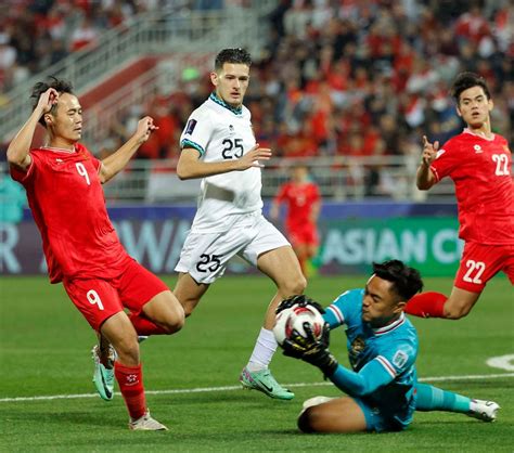 Foto Aksi Ernando Ari Tampil Gacor Saat Timnas Indonesia Kalahkan